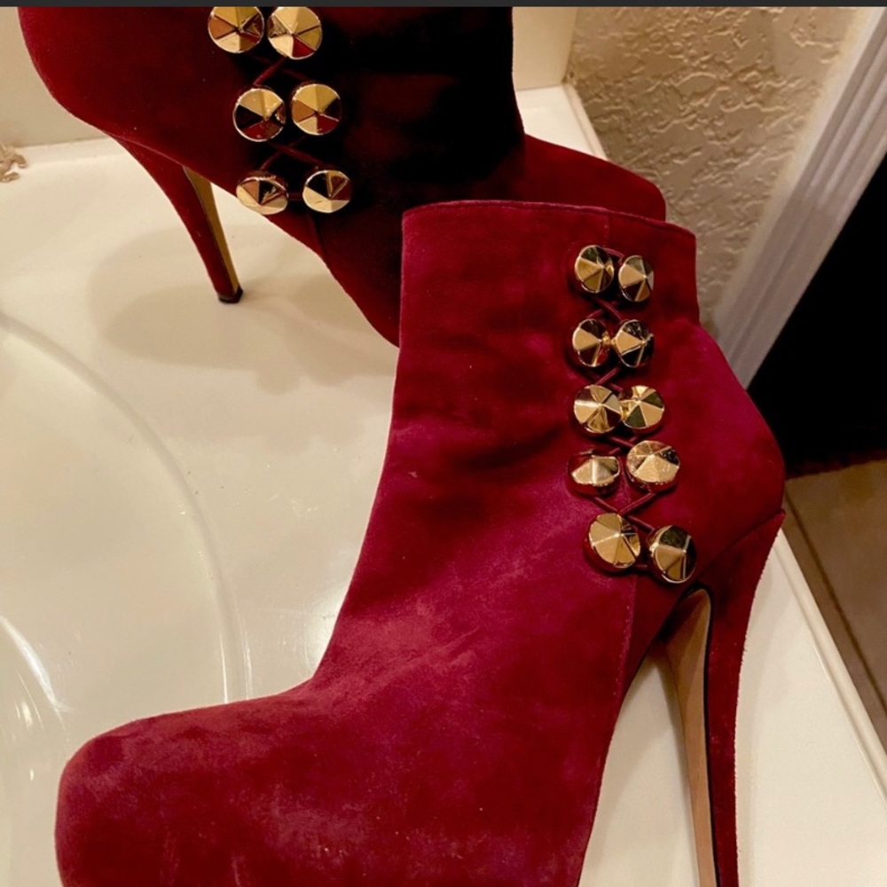 Cherry color high inch Vince Camuto